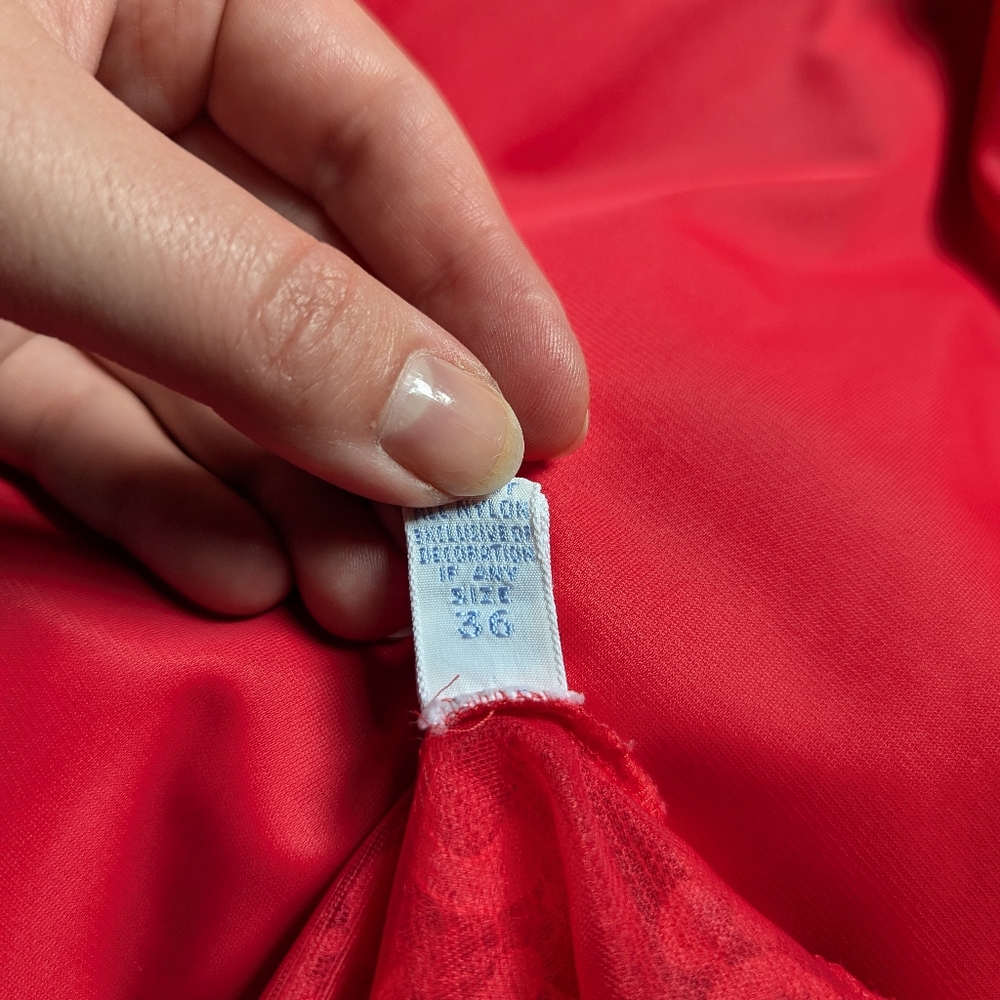 Vintage vanity fair red-rose nightgown - Picture 8 of 8